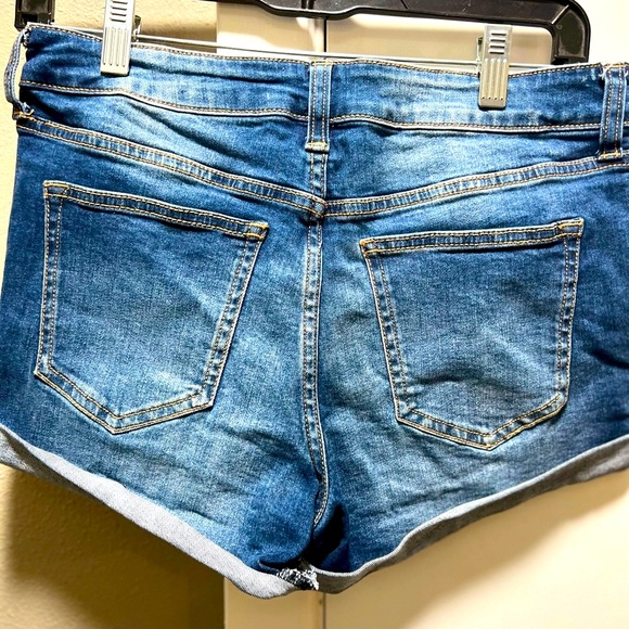 EUC ✅ Celebrity Pink. Be SUMMER ☀️🏝️ READY in these comfy denim shorts  SZ 7/28 - Picture 3 of 5